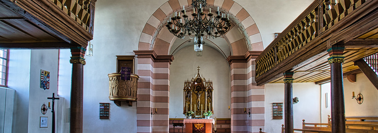 Hier ist der Altarbereich der Michaels Kirche in Michelrieth