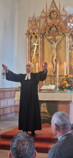 Pfarrer Bernd Töpfer vor dem Alter der Michaels-Kirche