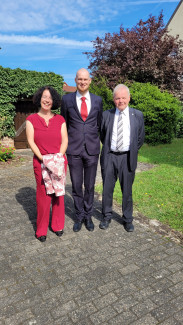 Björn Pahl zusammen mit Frau Pfarrerin Wegner und Herrn Pfarrer Hyn