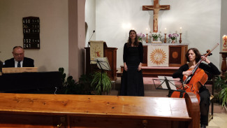 Konzertgeber in Aktion im Altarraum der Martin-Luther-Kirche