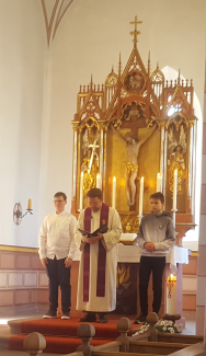 Konfirmanden mit Diakon Wittmann vor dem Altar