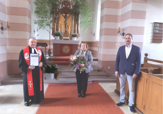 Pfarrer Reinhold Völler, Hanna Grottenthaler und Vertrauensmann Axel Eitel (v.l.) vor dem Altar der Michaels-Kirche