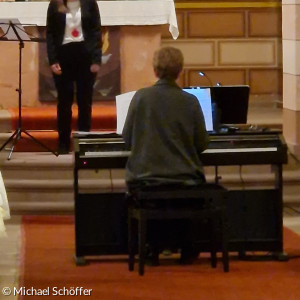 Die Solistin Julia Freudenberger (l.) begleitet von Petra Röhrig am Klavier